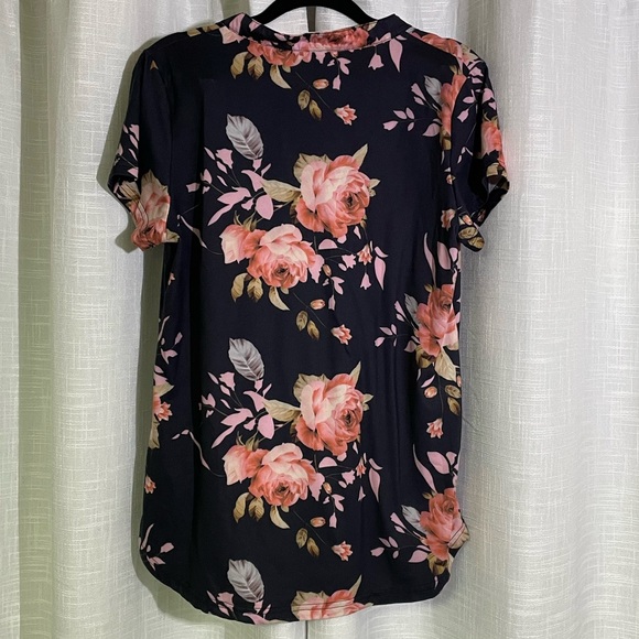Beauhuty Medium Floral V-neck short sleeve blouse.  Worn once. - Picture 6 of 7